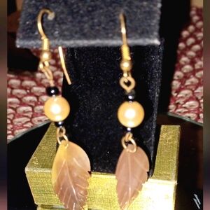 🛼Elegant Gold and White Pearlish Leaf Earrings